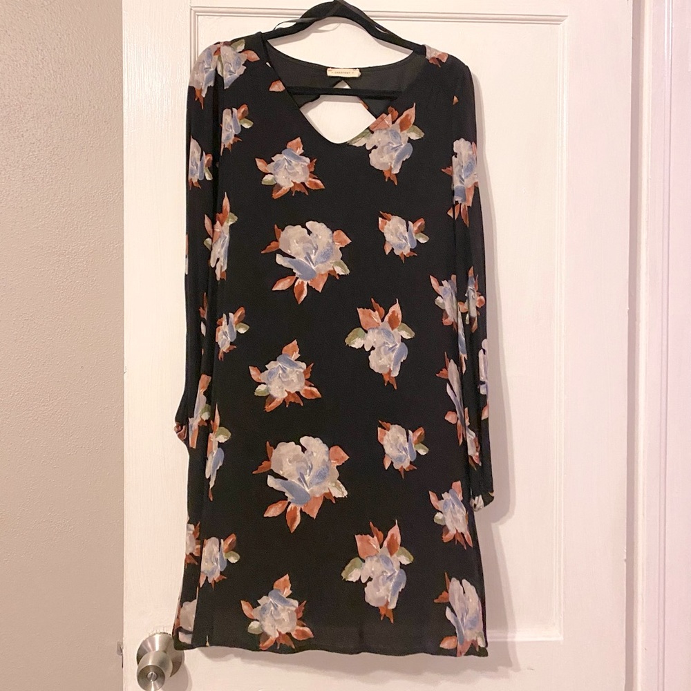 Crescent floral dress/lantern sleeves/open back